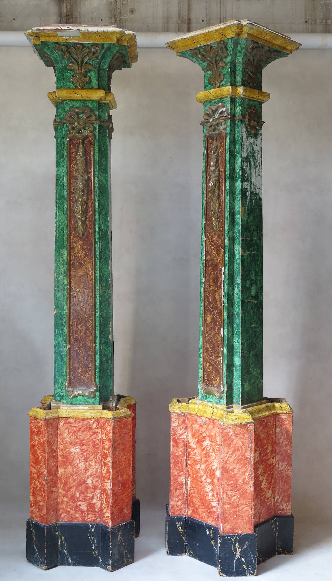 Français Paire monumentale de colonnes de marbre en trompe-l'œil:: France:: 19ème siècle en vente