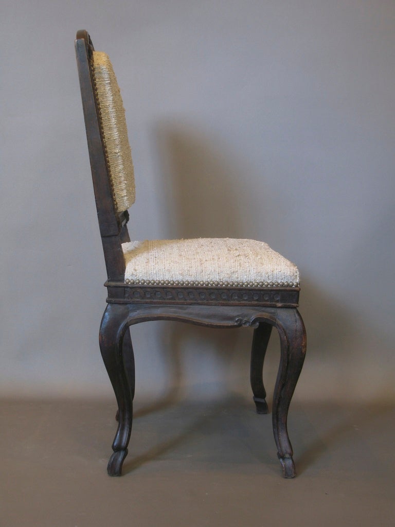 Geschnitzter Beistellstuhl im Louis-XV-Stil, Frankreich (Louis XV.) im Angebot