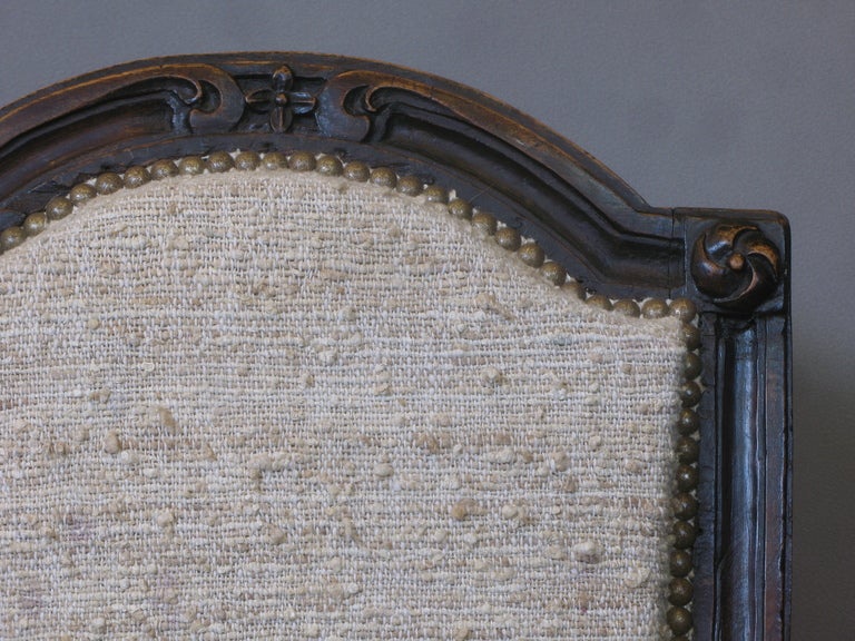 Chaise d'appoint sculptée française de style Louis XV en vente 1