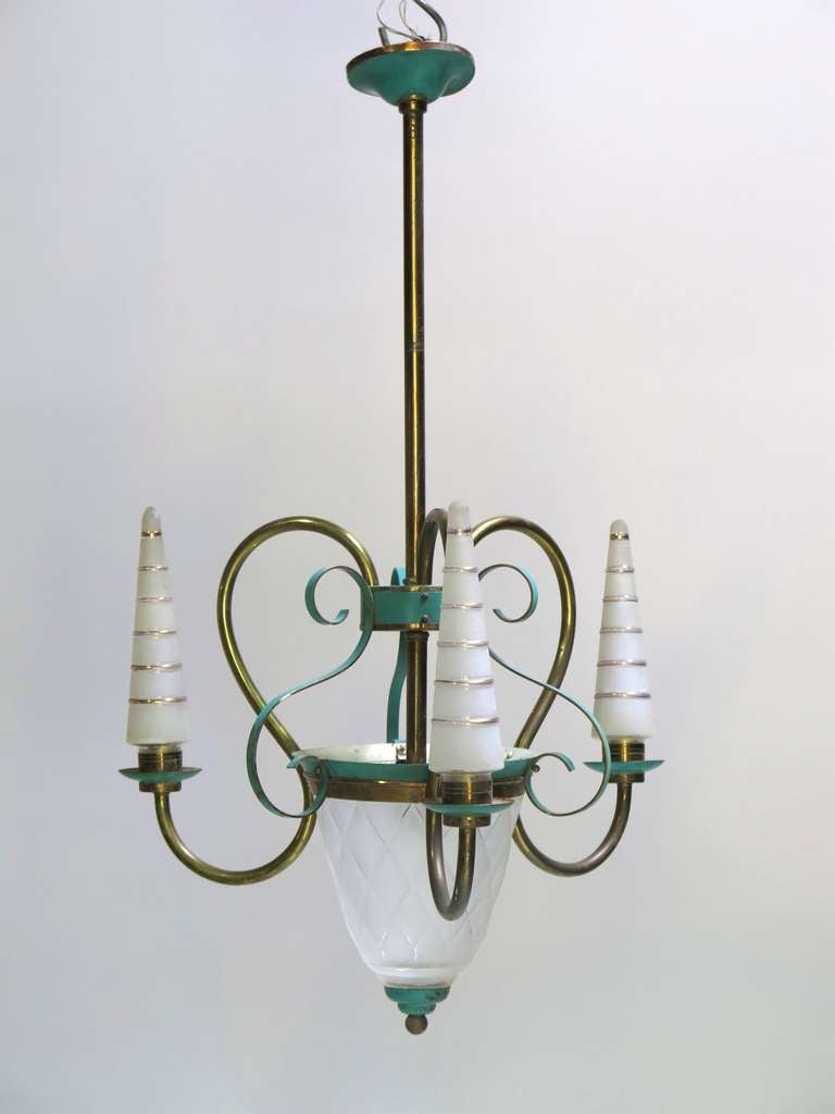 Elégant lustre à trois bras et tige centrale en laiton, tole peinte en vert, et lumières en verre dépoli.