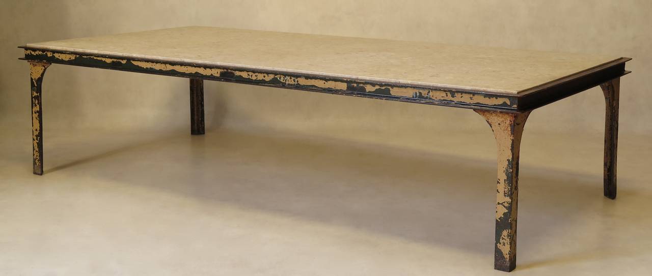 Table basse exceptionnellement large et longue avec une base en fer et en fonte, avec des traces de peinture beige. Dessus en pierre de Comblanchien (Bourgogne).