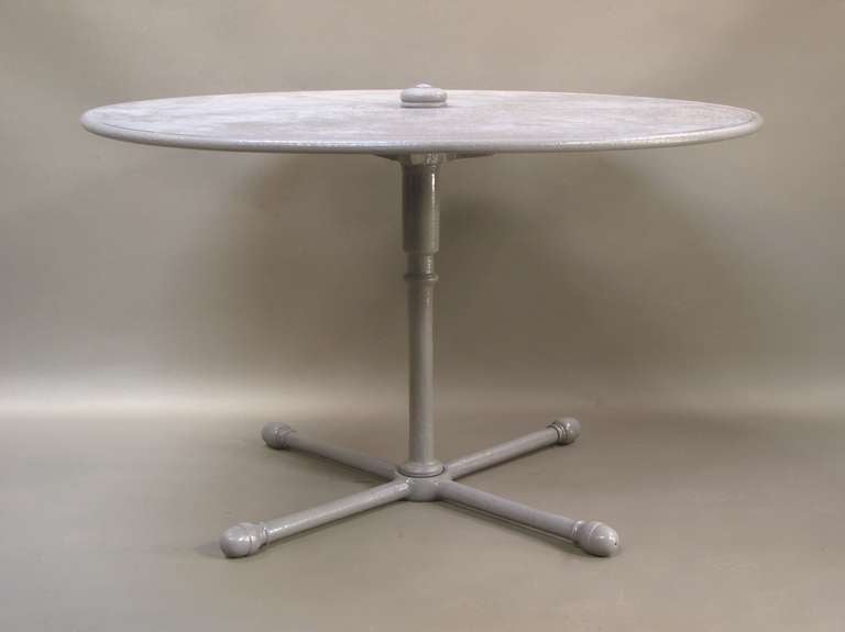Sehr eleganter und ungewöhnlicher runder Tisch mit einem massiven Eisengestell, lackiert in einem sanften Taubengrau. Zwei verfügbar.