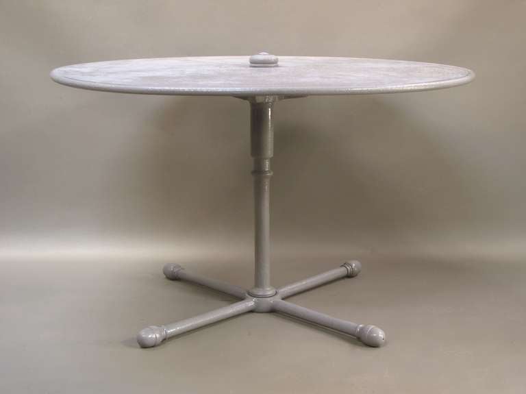 Table ronde très élégante et inhabituelle avec une base solide en fer, peinte dans un doux gris tourterelle. Deux disponibles.