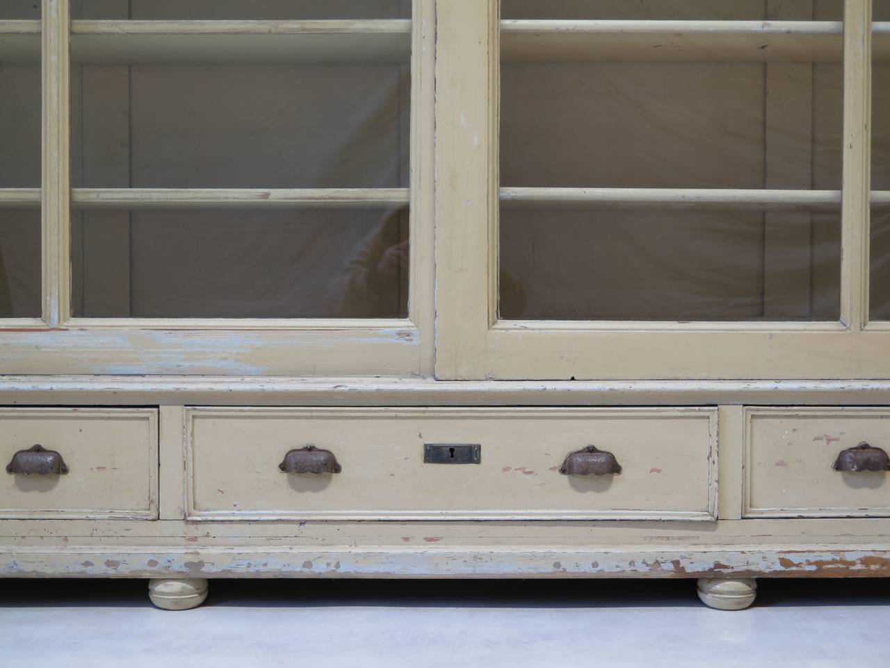 Elegant Bookcase with Sliding Glass Doors, France, Early 20th Century In Excellent Condition In Isle Sur La Sorgue, Vaucluse