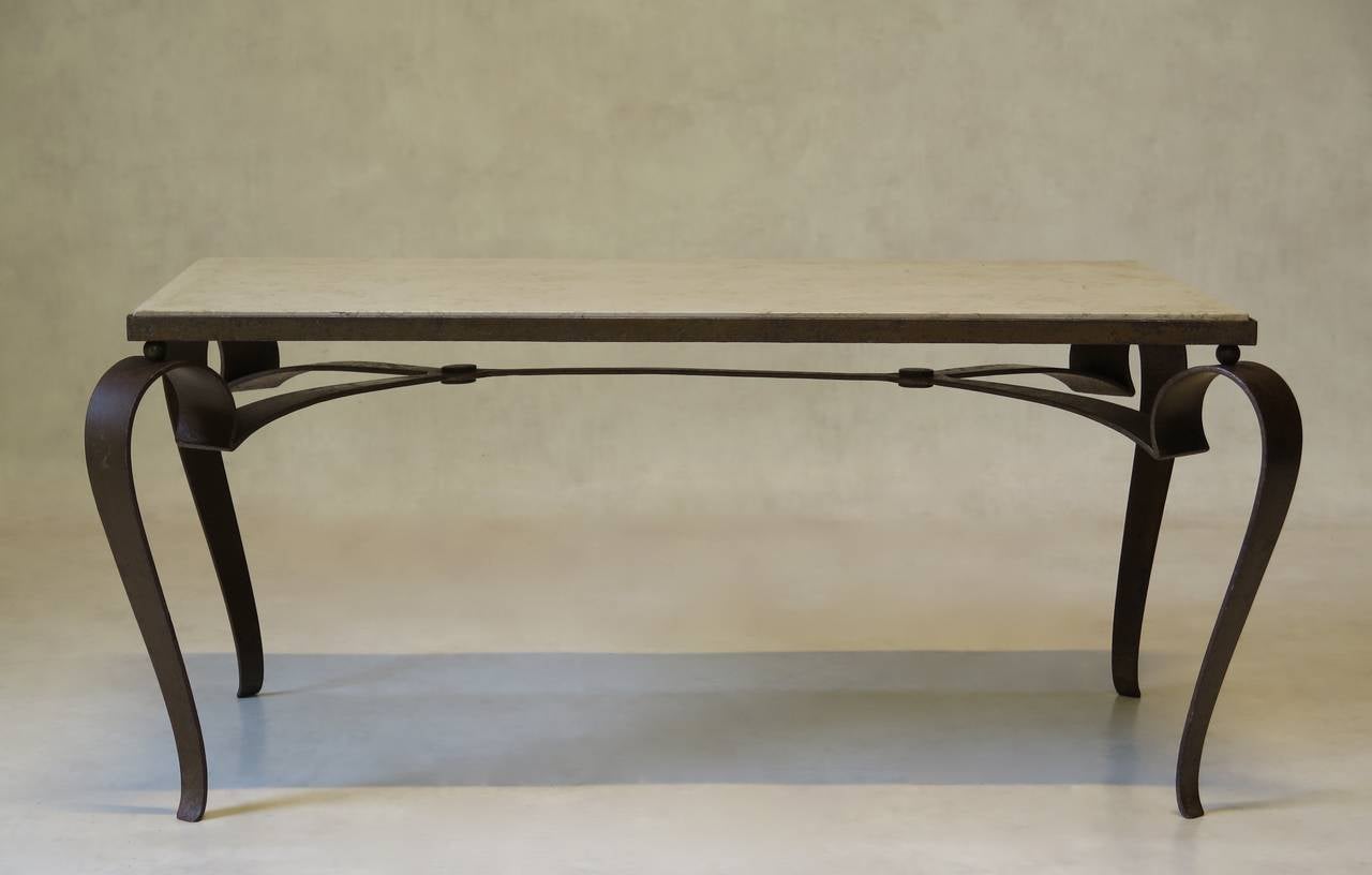 Mesa de centro Art Déco de hierro dorado y tapa de mármol, Francia circa 1950s Art Decó en venta