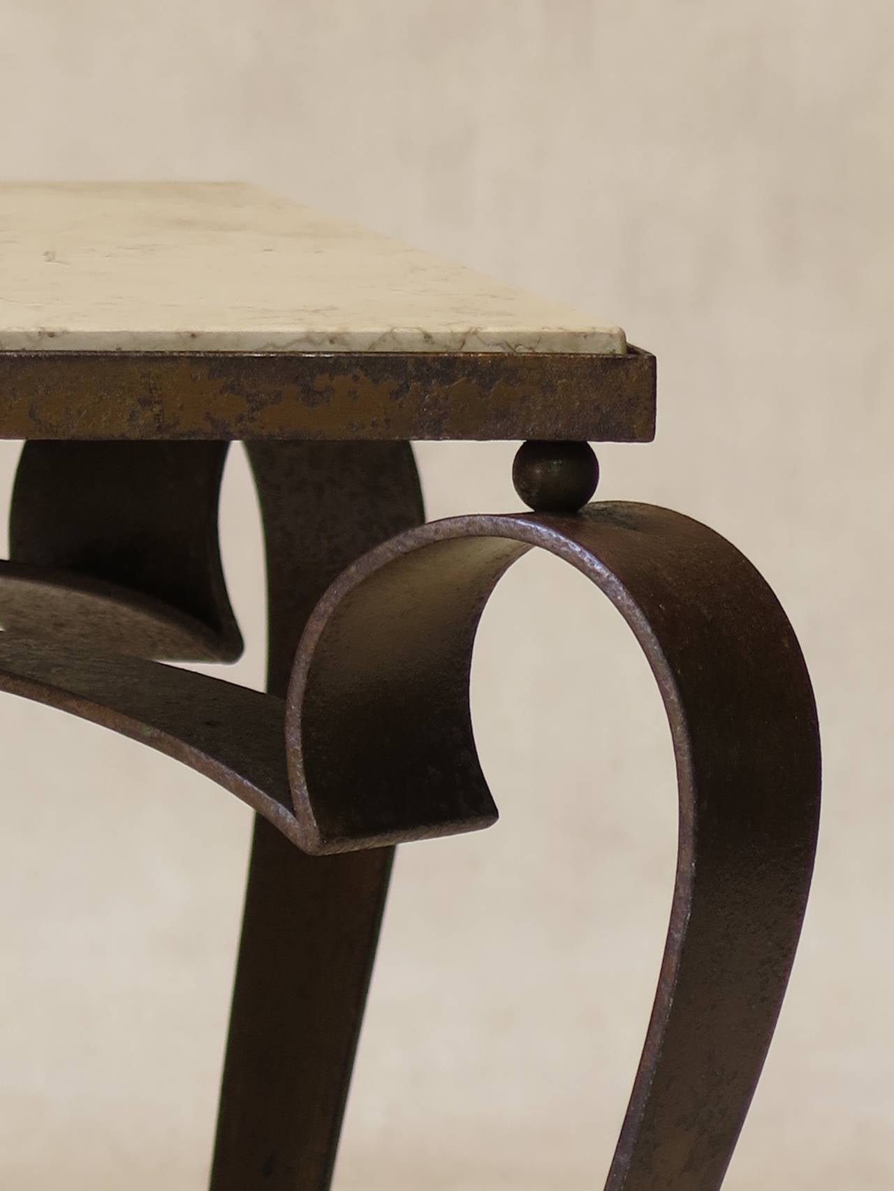 Mesa de centro Art Déco de hierro dorado y tapa de mármol, Francia circa 1950s en Excelente estado para la venta en Isle Sur La Sorgue, Vaucluse