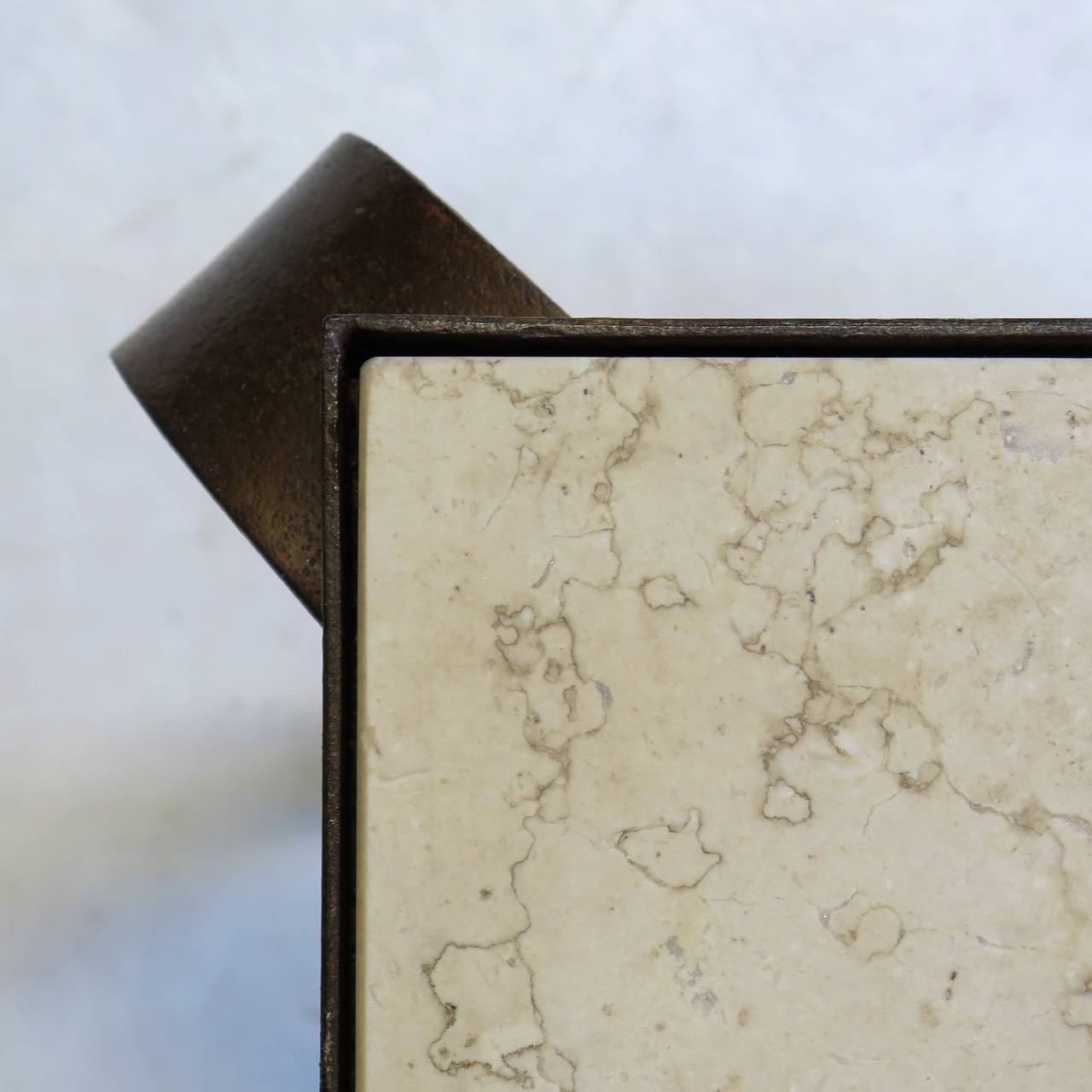 Mesa de centro Art Déco de hierro dorado y tapa de mármol, Francia circa 1950s en venta 1