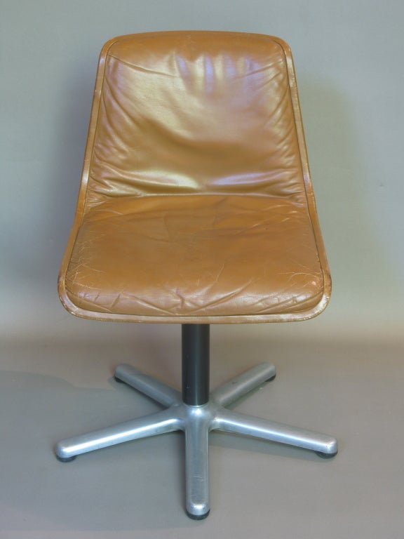 Satz von vier Leder-Schreibtisch- oder Esszimmerstühlen aus der Mitte des Jahrhunderts (Französisch) im Angebot