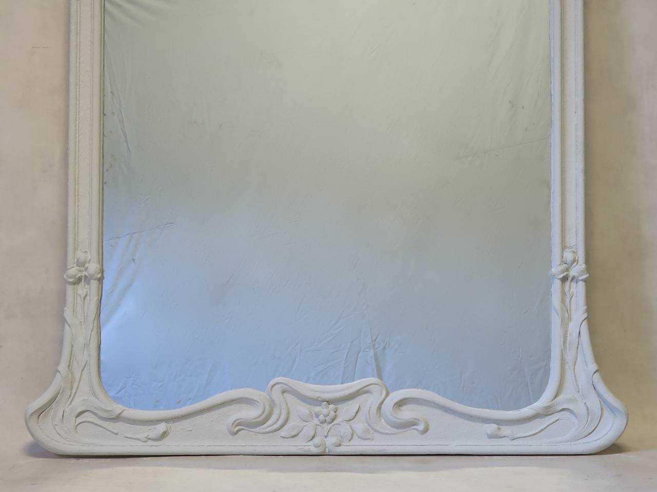 Unusual large mirror (wall or mantle), in pure Art Nouveau style, made in resin and painted a chalky white to imitate plaster. Features graceful lines typical of the style, decorated with daffodils and a woman's head with flowing hair.
Striking,