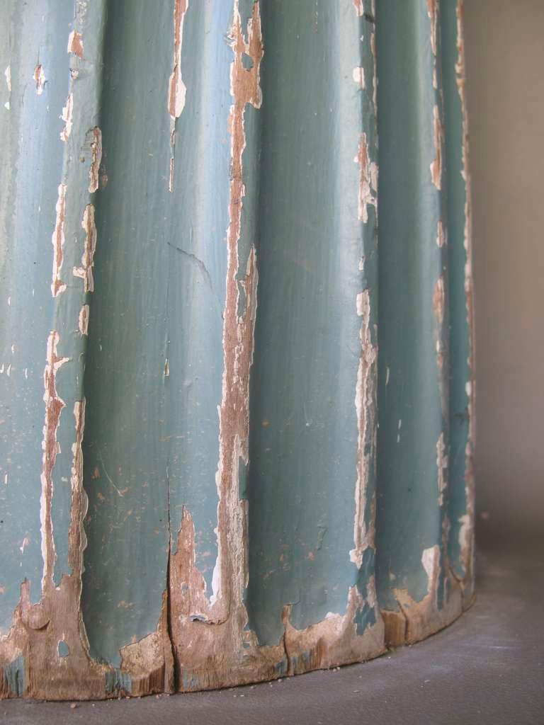 Pair of Fluted Wood Columns In Distressed Condition In Isle Sur La Sorgue, Vaucluse
