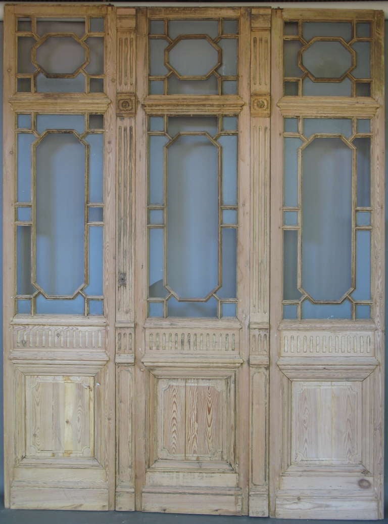 Wonderful three-panelled door of carved pine with original glass (some missing).

The two exterior panels measure 57 centimetres each and the centre one measures 77 centimetres.