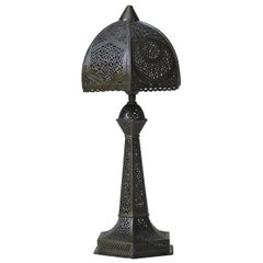Piccola lampada da tavolo orientale in ottone filigranato, anni '30 circa