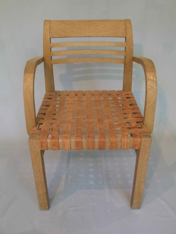 Très rare paire de chaises et de fauteuils du designer français René Gabriel. 

Structure en chêne avec sièges en cuir. Détails de la peinture verte d'origine sur les côtés.

Mesures des chaises (en centimètres) : Hauteur:79  Largeur : 42   