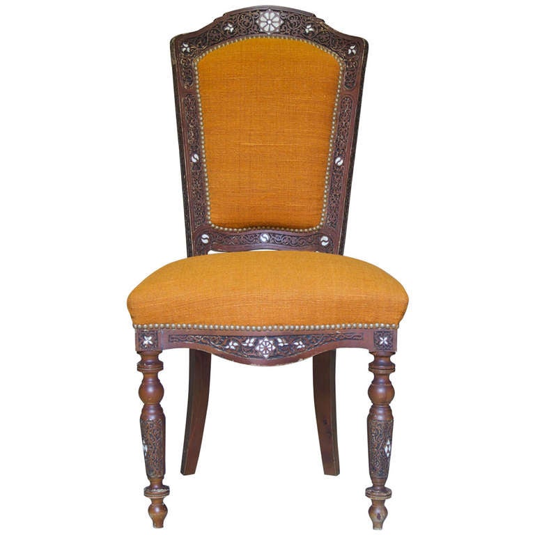 Chaise d'appoint orientale sculptée de manière élaborée, vers 1900 En vente  sur 1stDibs