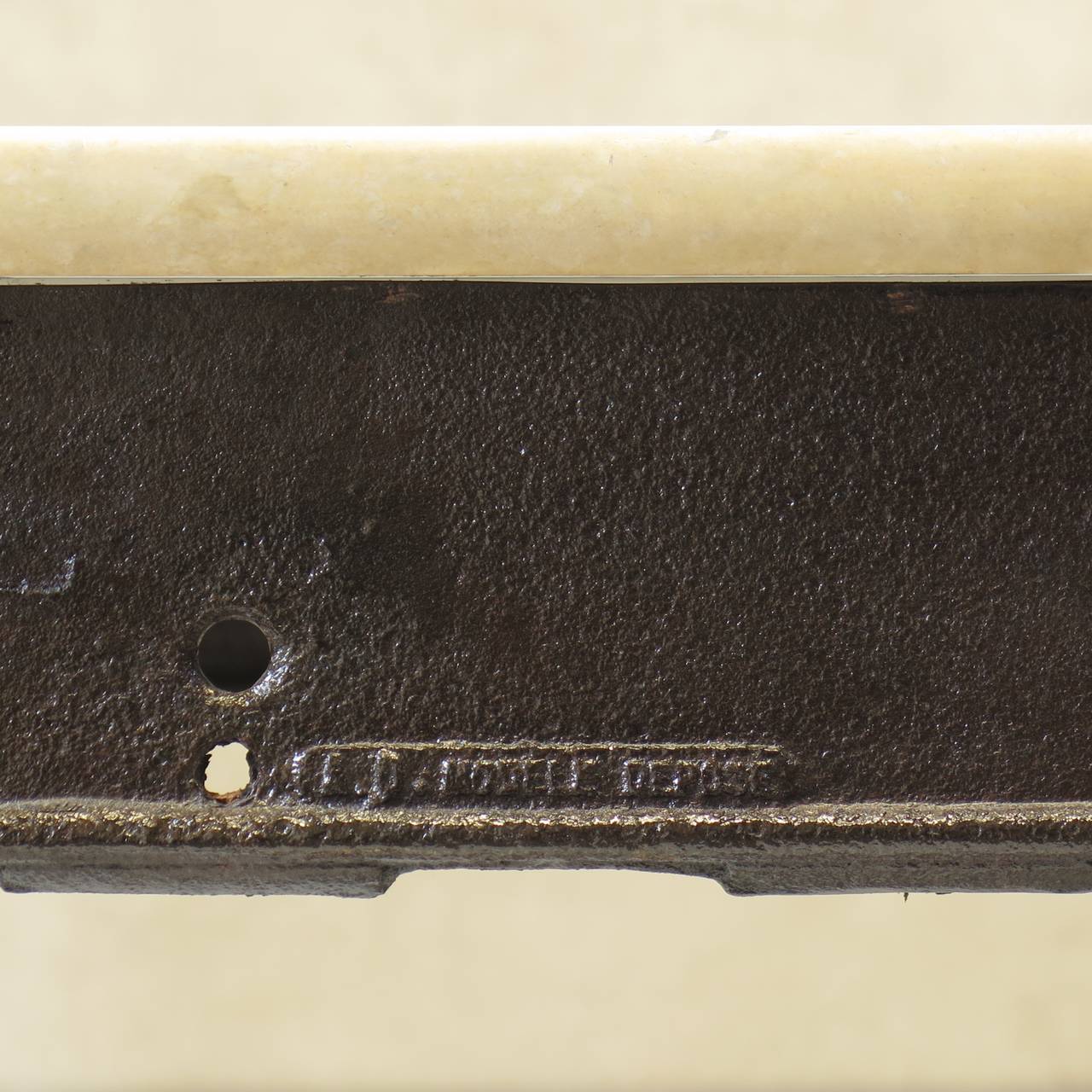 Werktisch aus geriffeltem Eisen mit Steinplatte, Frankreich, 1900er Jahre im Angebot 1
