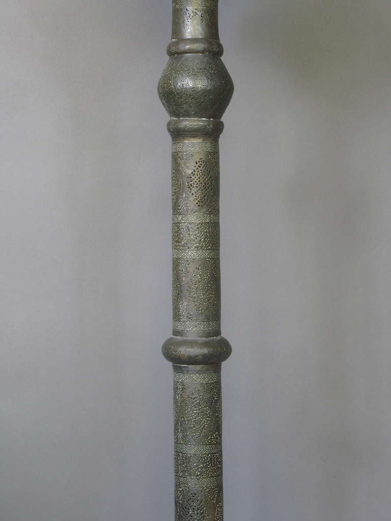 Antique Oriental Brass Floor Lamp In Good Condition For Sale In Isle Sur La Sorgue, Vaucluse