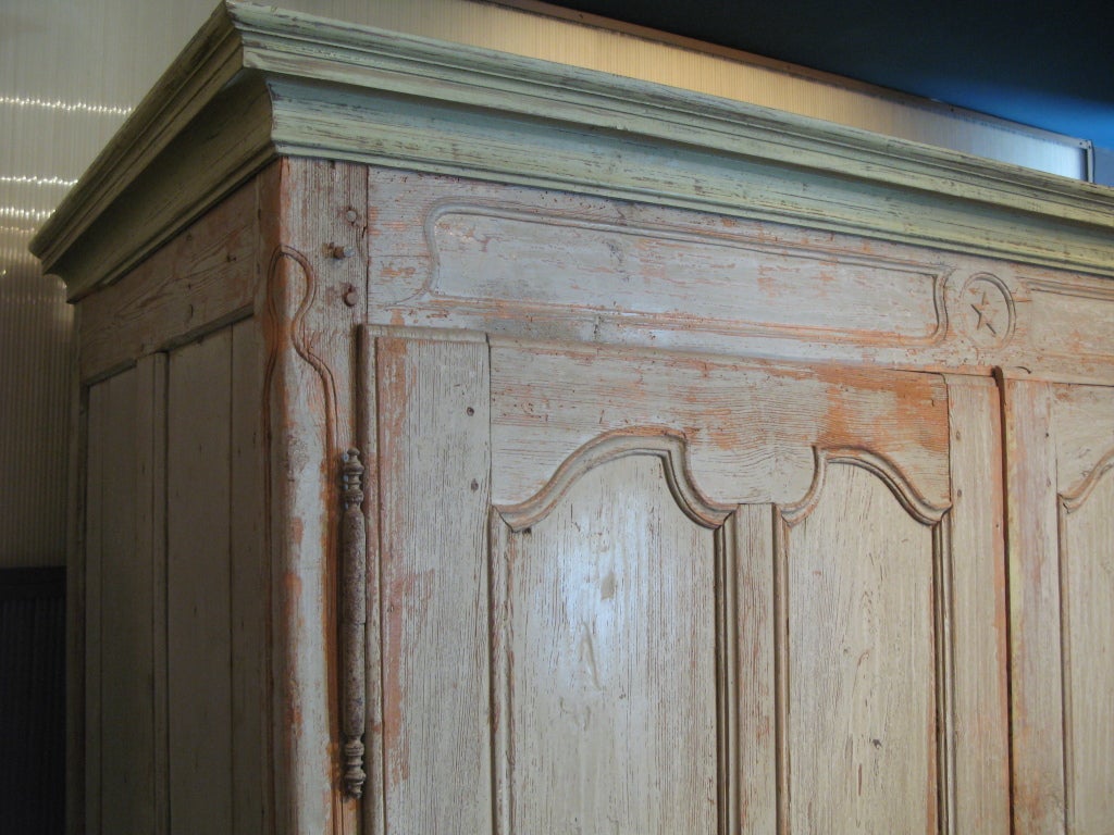 Impressive cupboard from a convent (1 meter deep). Carved details, original hinges and key, original paint (except for the cornice).

The interior can be adapted according to specific requirements, with shelving, hanging space + shelves, hanging