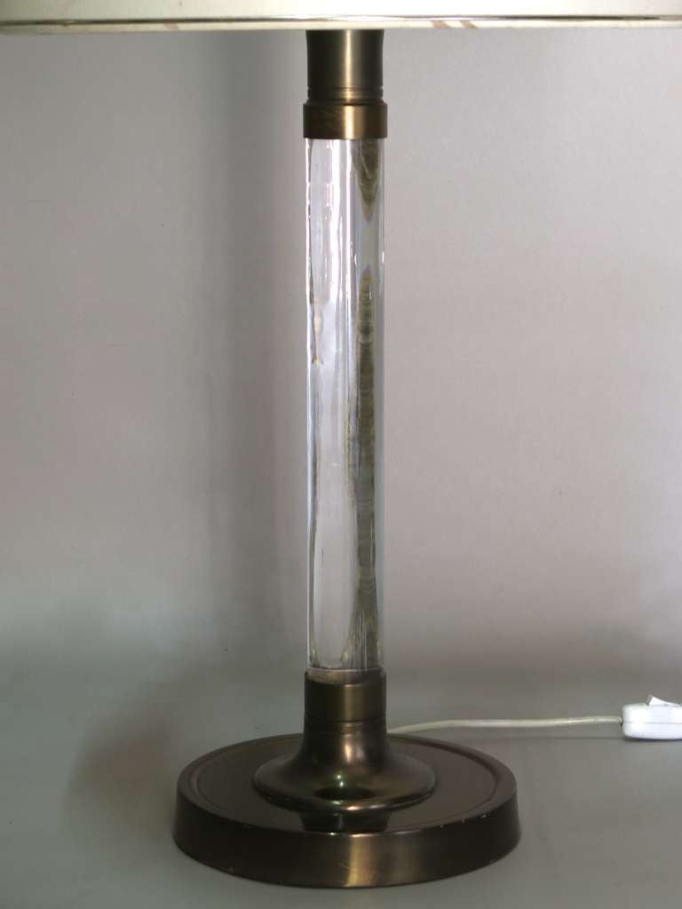 Belle lampe de table avec une tige en lucite et une base en métal doré. Bien fait.