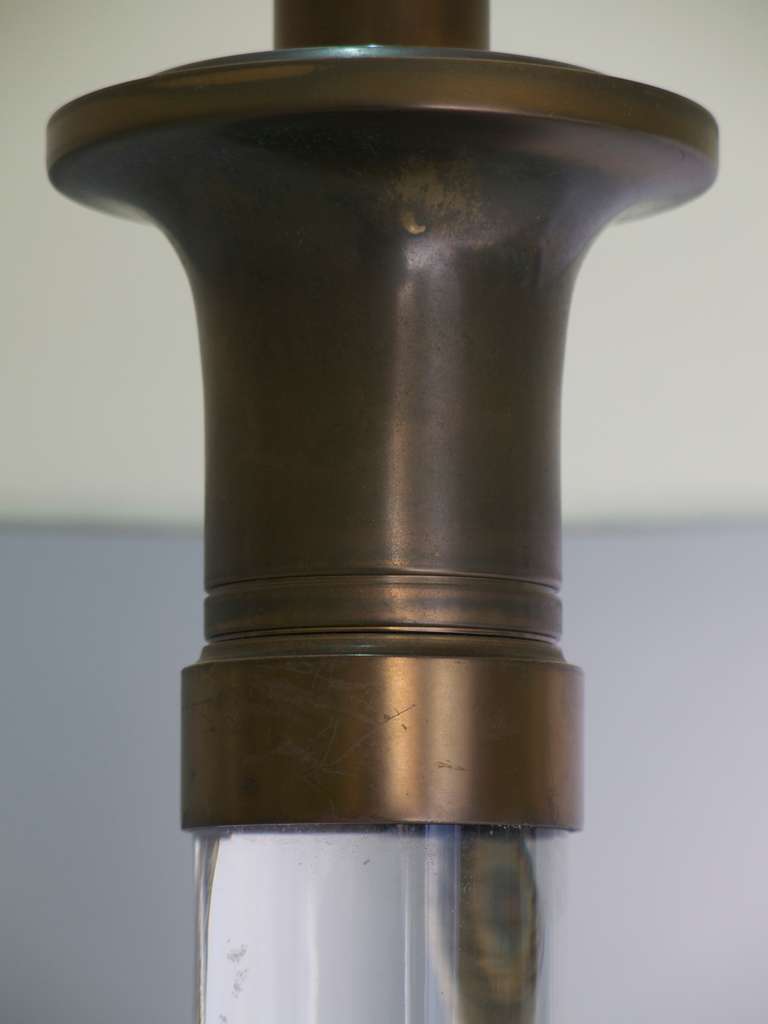 Français Lampe de bureau en laiton et plexiglas - France, vers les années 1940 en vente