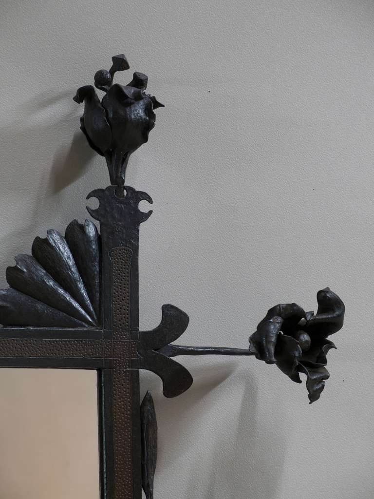 20ième siècle Miroir en fer forgé « dragons et roses » - France, début des années 1900 en vente