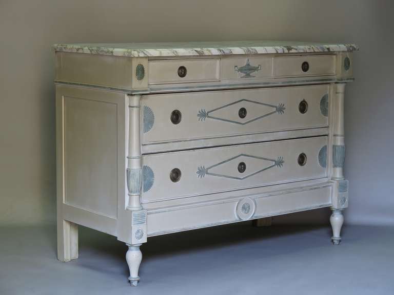An elegant and very well-made bedroom set comprising a large wardrobe and a commode, in original eggshell-white and green and grey paint.
The wardrobe has three doors: one on each side, and a central door fitted with an arched and beveled mirror,