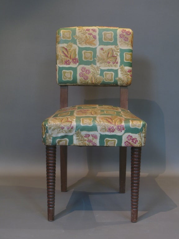 6 chaises de salle à manger tapissées dans leur toile cirée d'origine (une sorte de toile cirée, très populaire en France dans les années 50).

Pieds avant tournés et effilés. Des sièges larges.