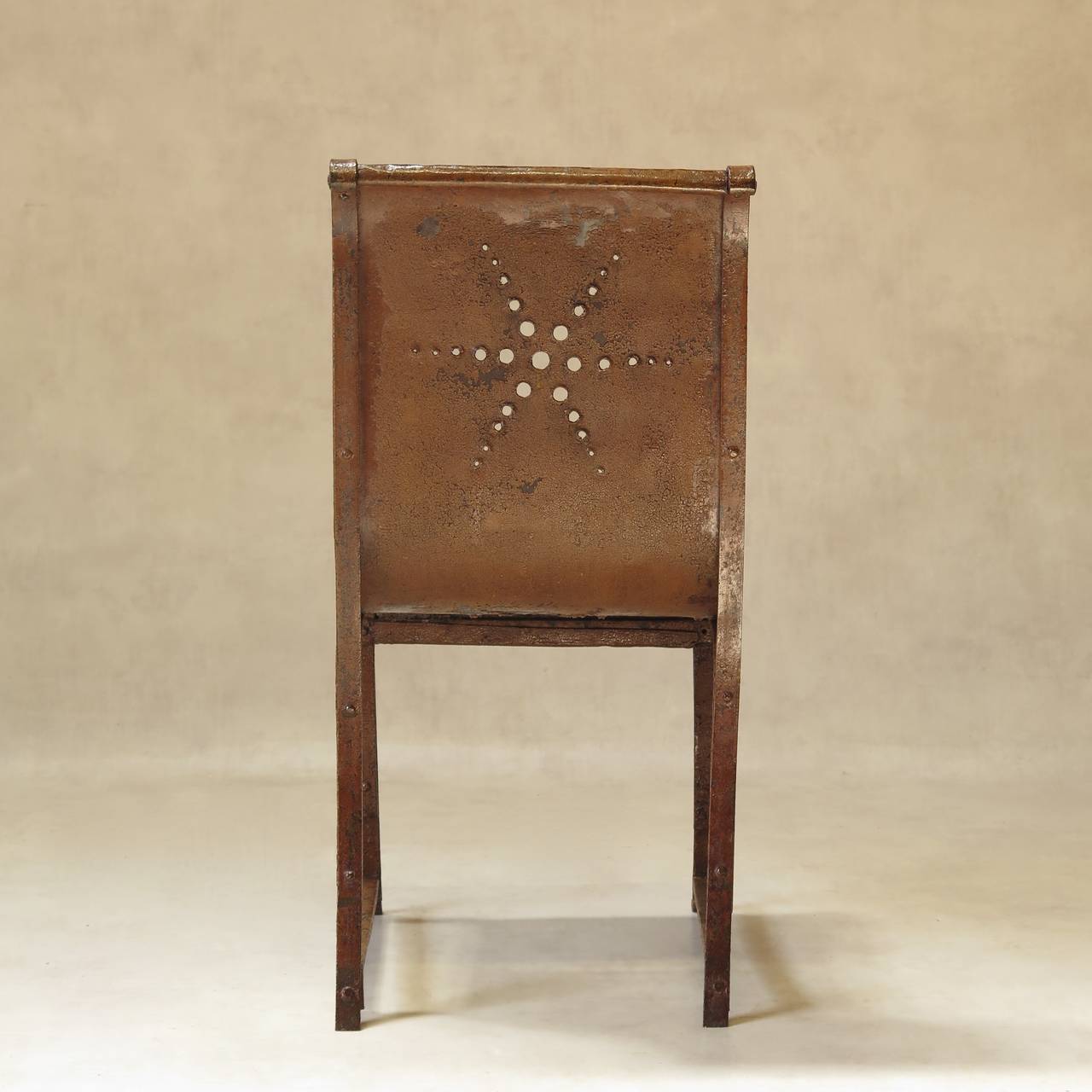 Metallo Raro set di quattro sedie in ferro battuto con design a stella, Francia, circa anni '20 in vendita