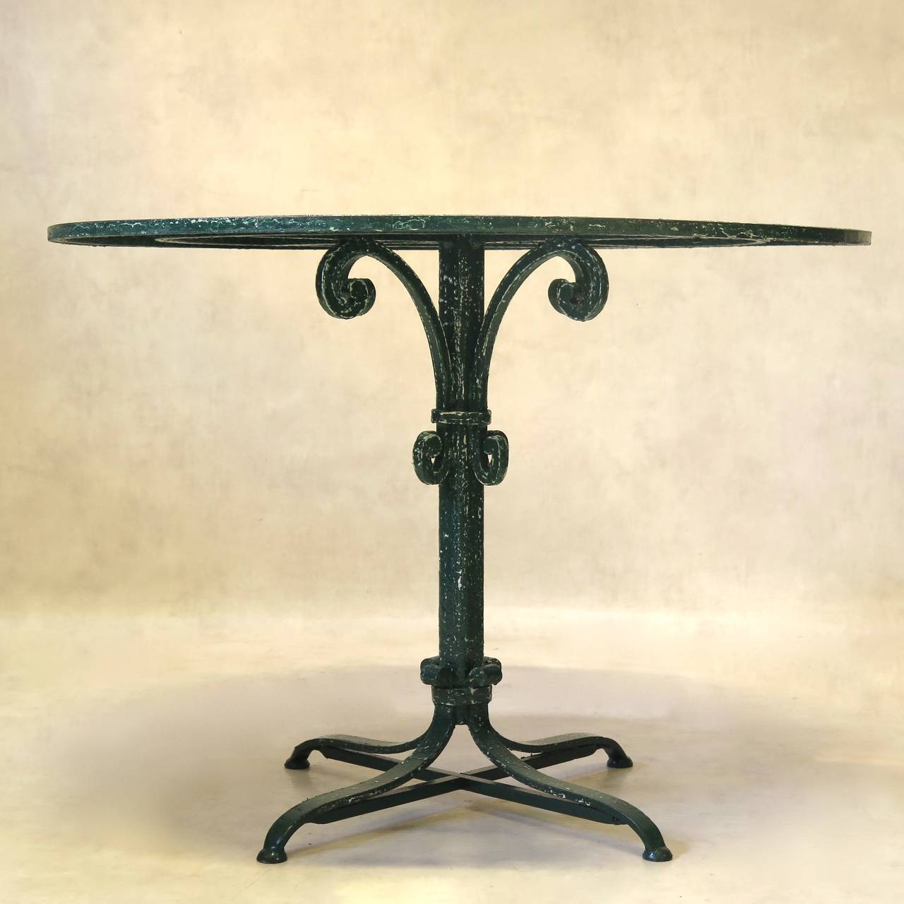 Elegant Pair of Wrought Iron Garden Tables - France, Circa 1920s In Excellent Condition In Isle Sur La Sorgue, Vaucluse