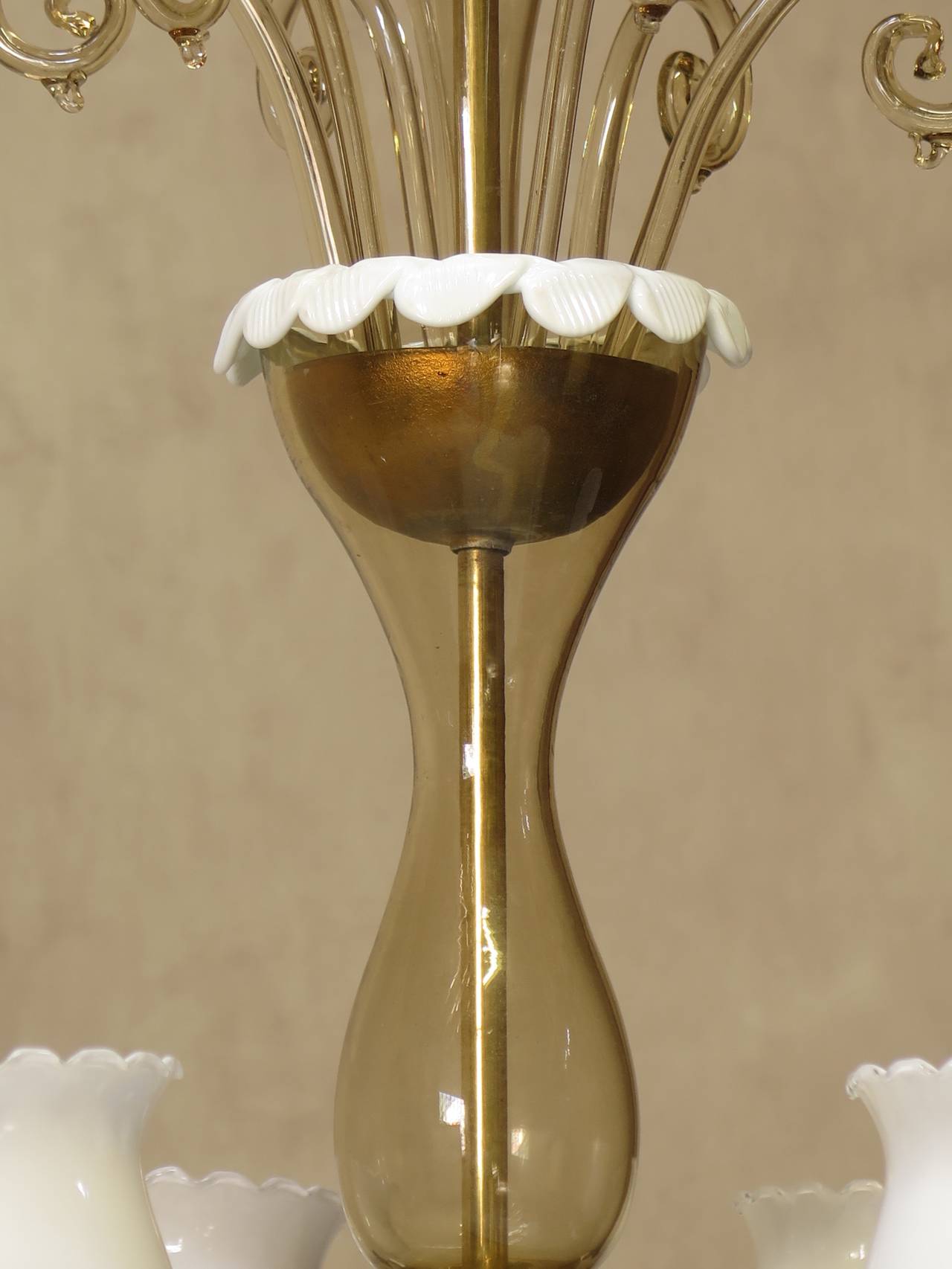 XX secolo Lampadario di Murano in vetro ambra e latte, anni '40 in vendita