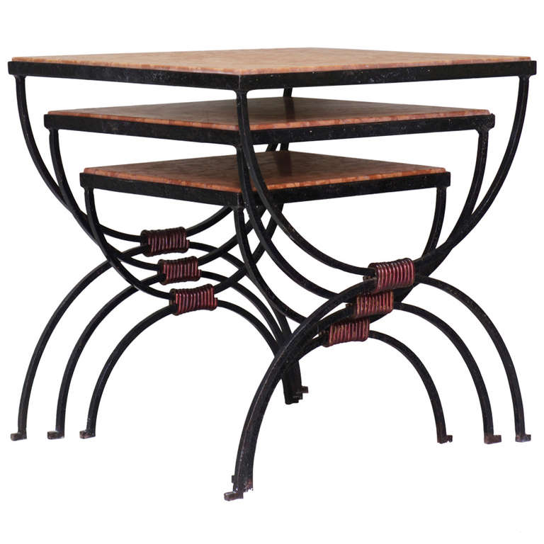 Ensemble de 3 tables gigognes en fer forgé et marbre - France, années 1950