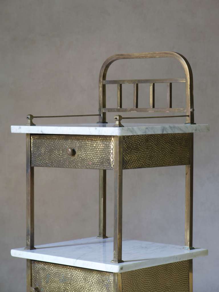 Chic Pair of Hammered Iron and Marble Bedside Tables, France, 1940s In Good Condition In Isle Sur La Sorgue, Vaucluse