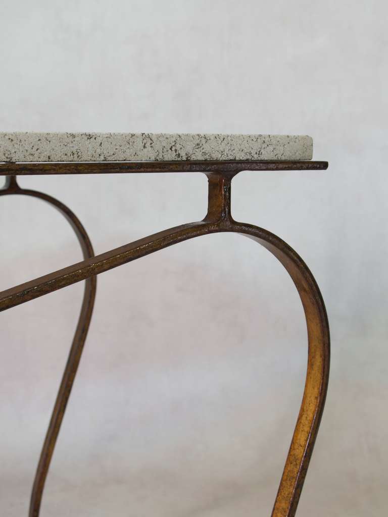 Milieu du XXe siècle Table basse en fer forgé doré et travertin, France, années 1940 en vente