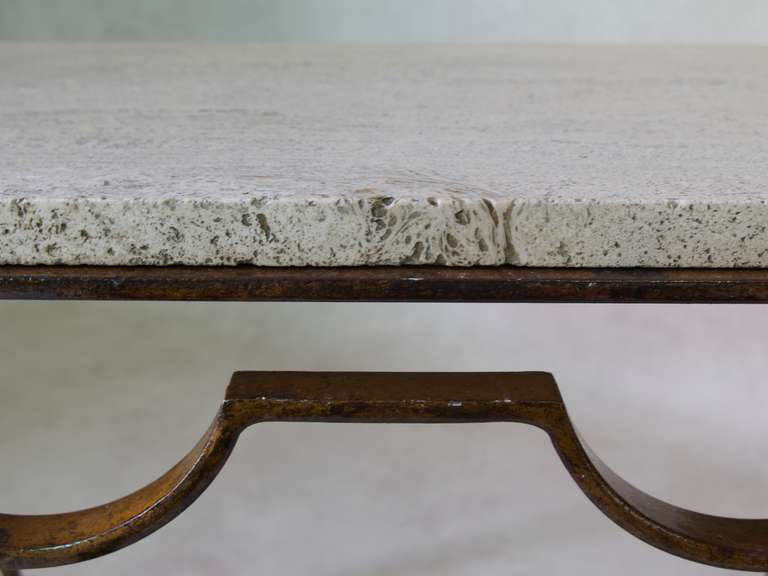 Table basse en fer forgé doré et travertin, France, années 1940 en vente 1