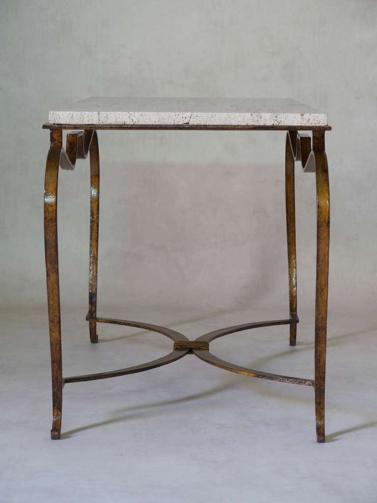 Français Table basse en fer forgé doré et travertin, France, années 1940 en vente