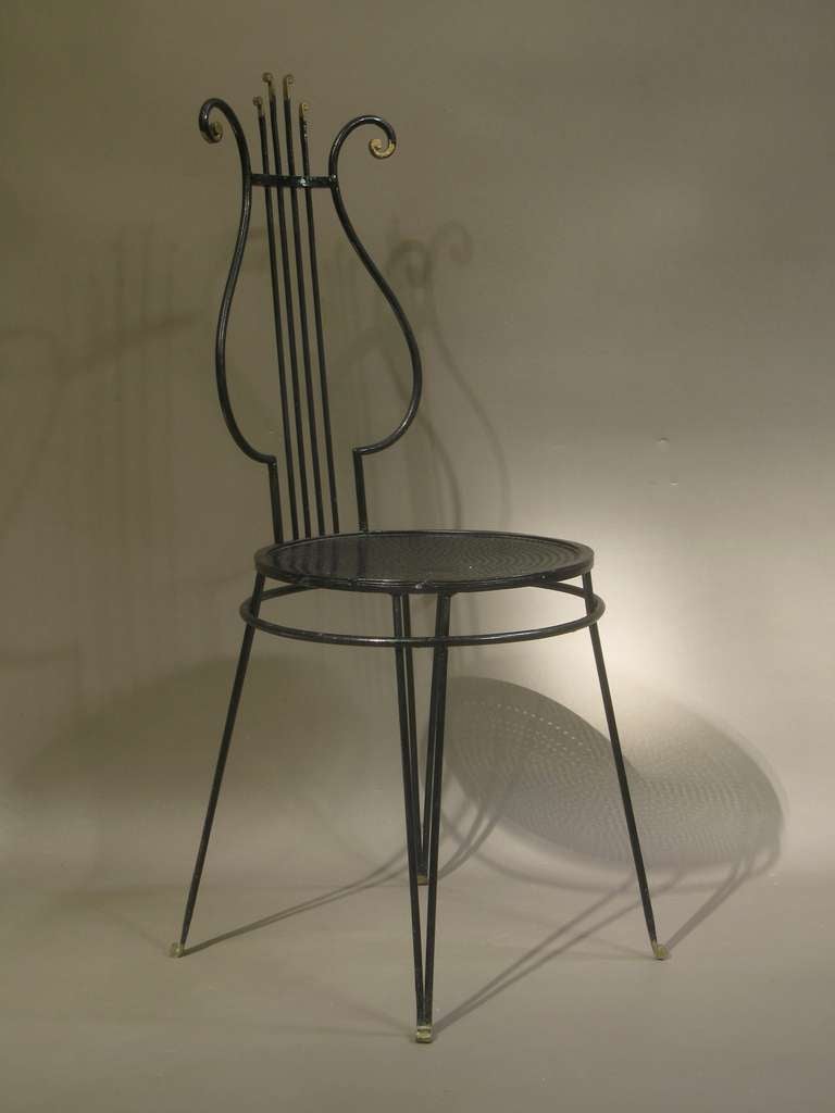 Charmanter Beistellstuhl mit leierförmiger Rückenlehne. Schwarz lackiert, mit goldenen Spitzen (Kopf und Füße). Perforierter Metallsitz. 

Sehr dekorativ.