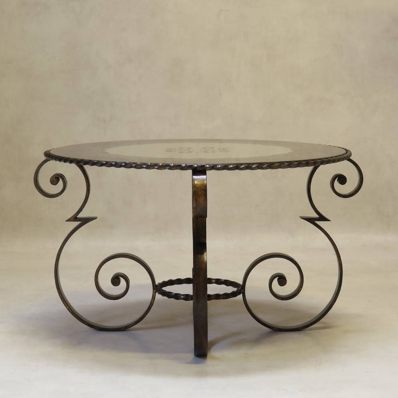Art déco Table basse en fer forgé avec plateau en miroir églomisé, France, années 1940 en vente