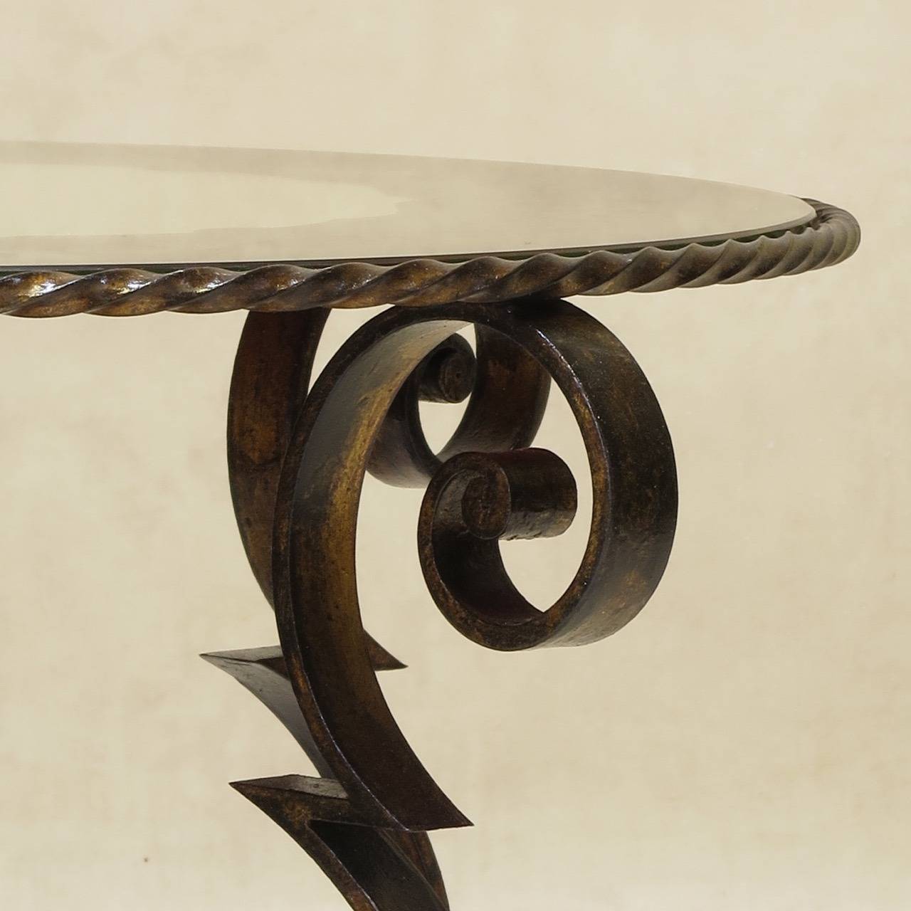 20ième siècle Table basse en fer forgé avec plateau en miroir églomisé, France, années 1940 en vente