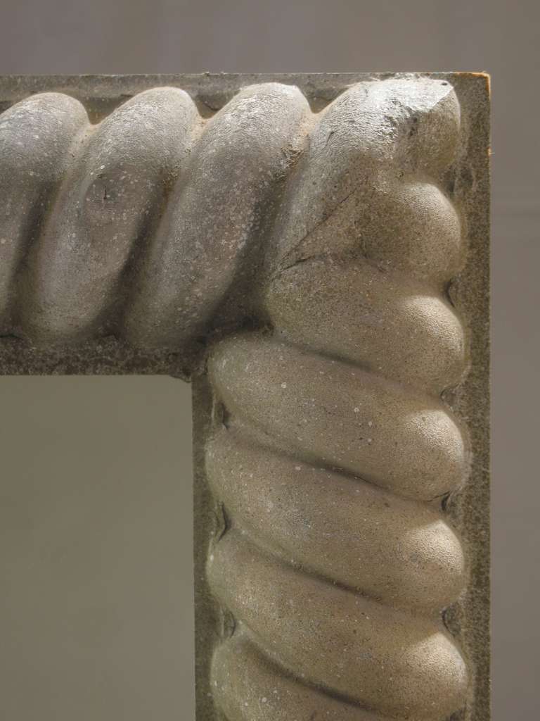 Grandes marcos cuadrados de elementos antiguos de zinc de finales del siglo XIX. Montado sobre una base de madera y provisto de espejos.