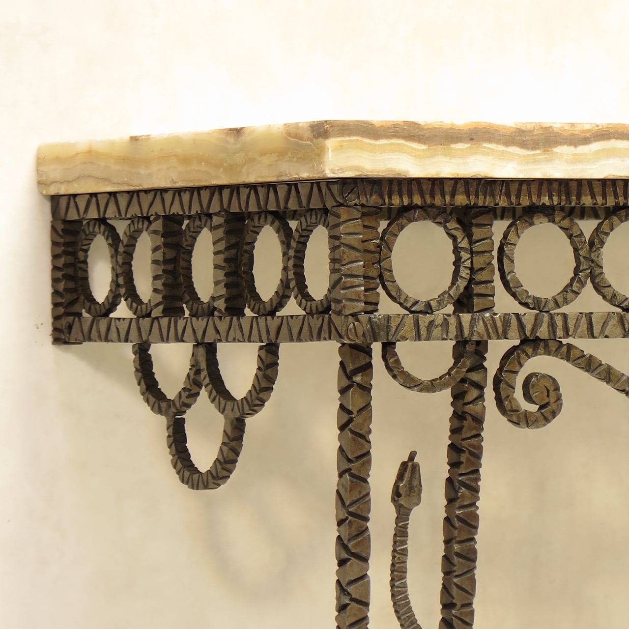 Gehämmerte Art-Déco-Konsole „Serpent“ aus gehämmertem Eisen mit Onyxplatte, Frankreich, 1930er Jahre im Zustand „Hervorragend“ im Angebot in Isle Sur La Sorgue, Vaucluse