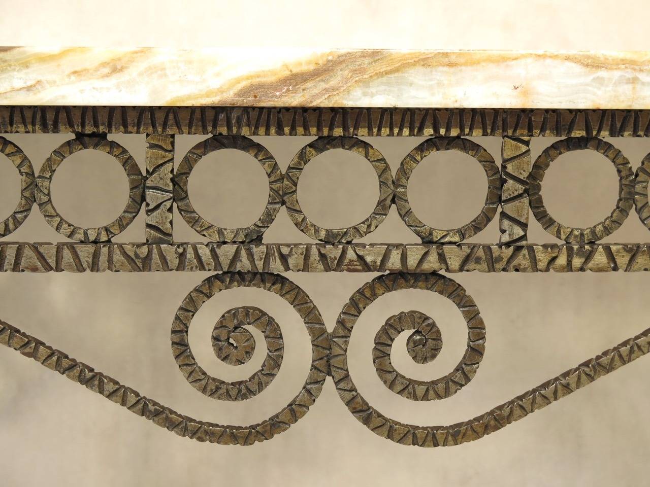Gehämmerte Art-Déco-Konsole „Serpent“ aus gehämmertem Eisen mit Onyxplatte, Frankreich, 1930er Jahre (Französisch) im Angebot
