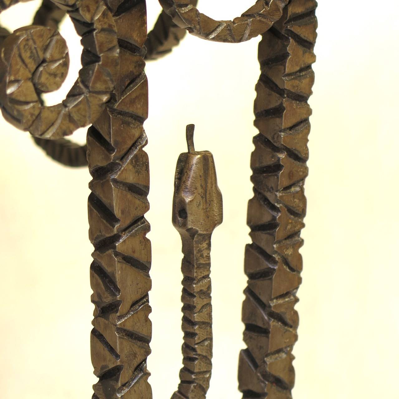 Gehämmerte Art-Déco-Konsole „Serpent“ aus gehämmertem Eisen mit Onyxplatte, Frankreich, 1930er Jahre (20. Jahrhundert) im Angebot