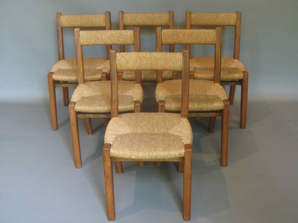 Esstisch und sechs Stühle (Holz) im Angebot