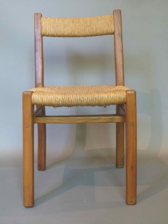 Table de salle à manger et six chaises en vente 1