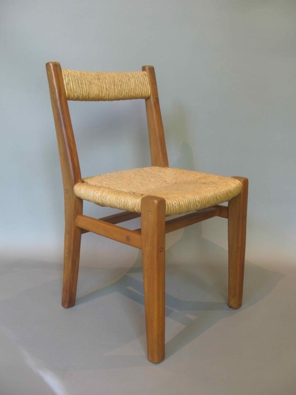 Table de salle à manger et six chaises en vente 2