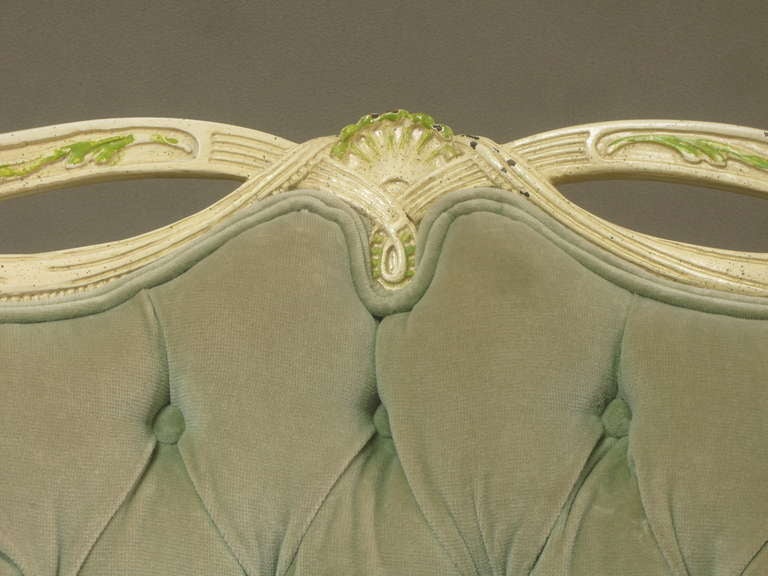 Fauteuils touffetés à dossier en forme de guirlande de style Louis XVI, France, années 1940 en vente 2