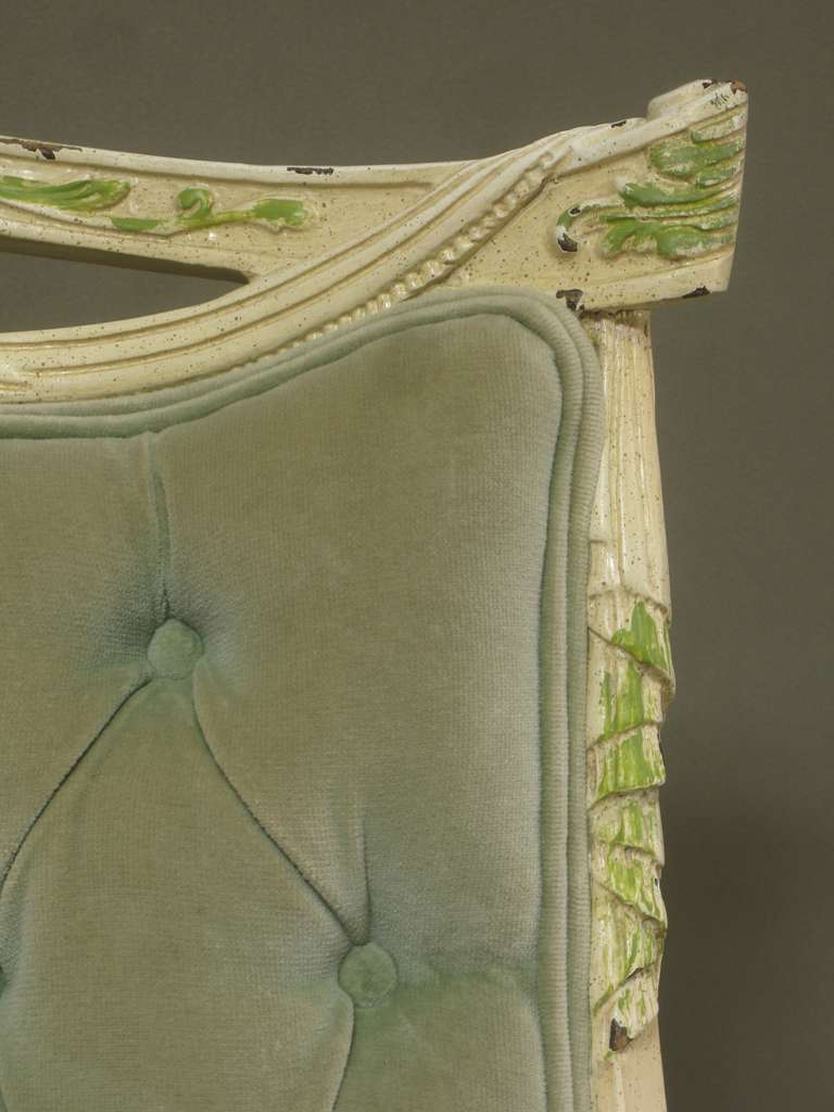 Fauteuils touffetés à dossier en forme de guirlande de style Louis XVI, France, années 1940 en vente 3