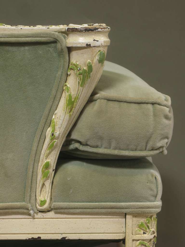 Fauteuils touffetés à dossier en forme de guirlande de style Louis XVI, France, années 1940 en vente 4