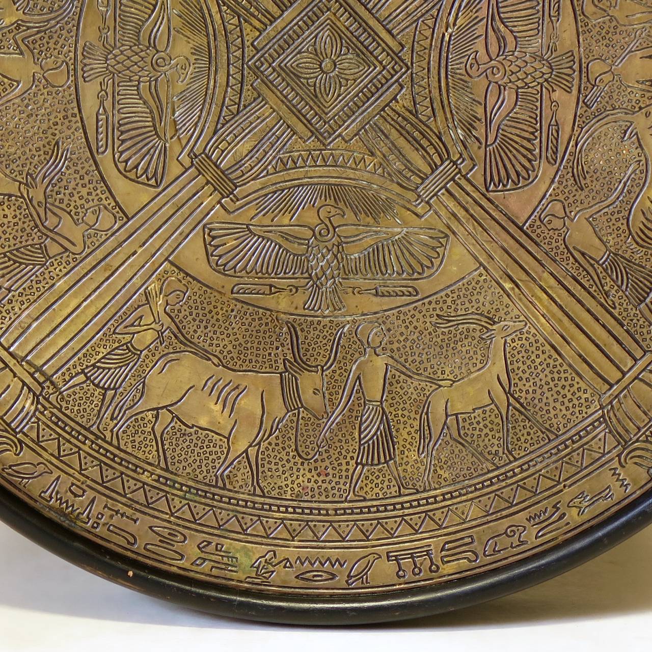 Guéridon Art Déco avec plateau en cuivre repoussé à motif égyptien - Autriche:: années 1920 2