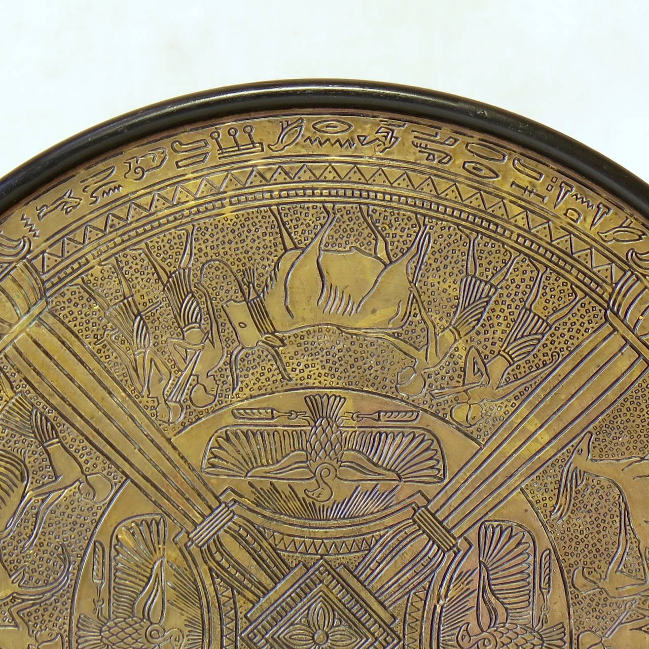 Guéridon Art Déco avec plateau en cuivre repoussé à motif égyptien - Autriche:: années 1920 Excellent état à Isle Sur La Sorgue, Vaucluse