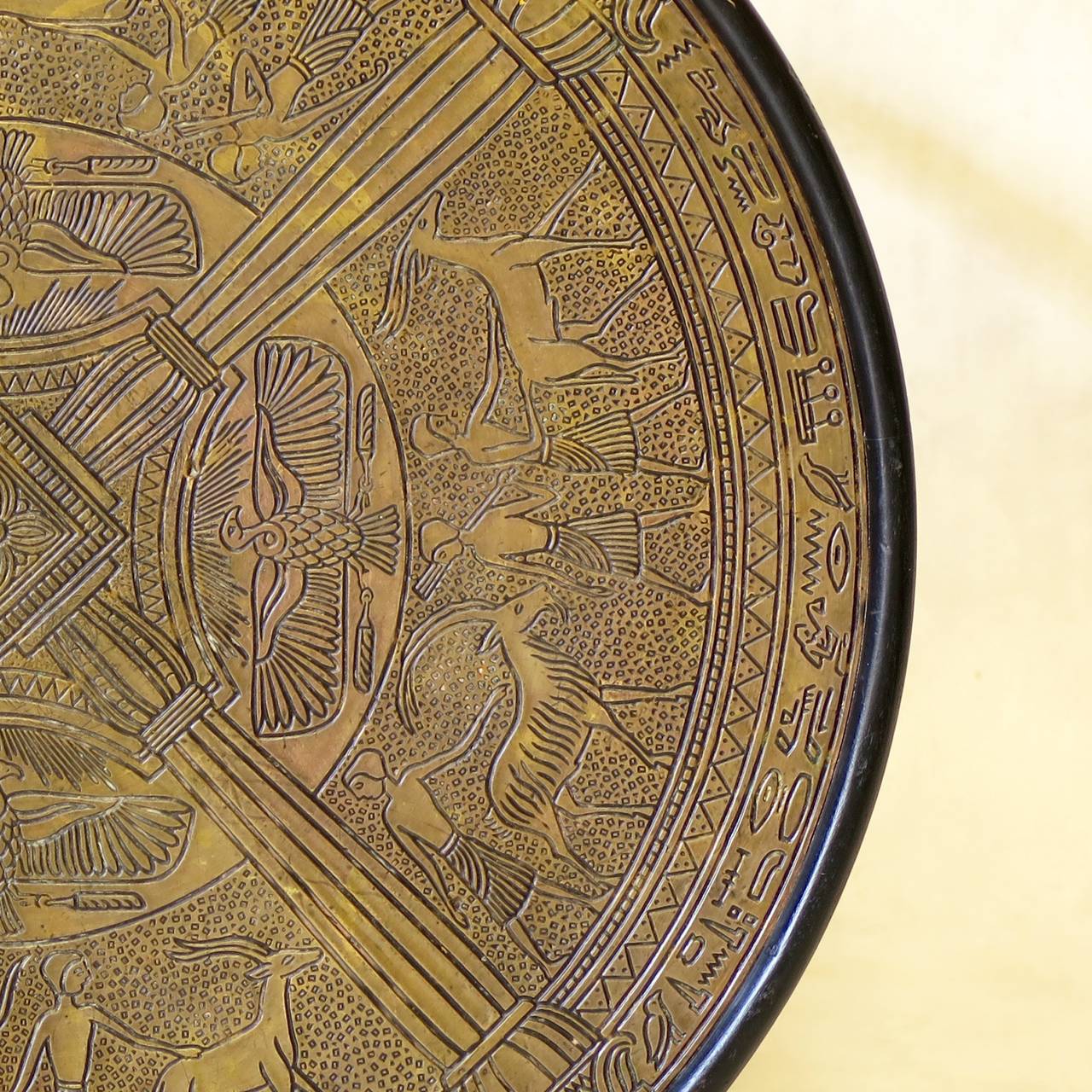 Guéridon Art Déco avec plateau en cuivre repoussé à motif égyptien - Autriche:: années 1920 1